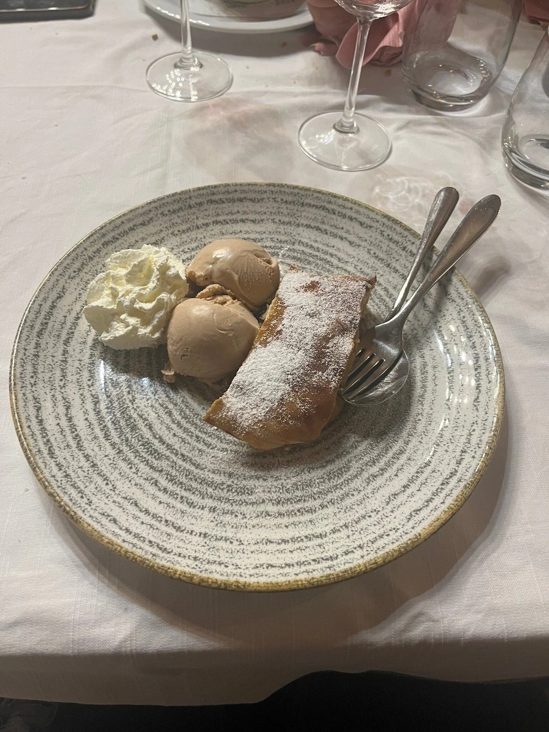 Strudel della Casa con mele locali Strudel della Casa con mele locali
