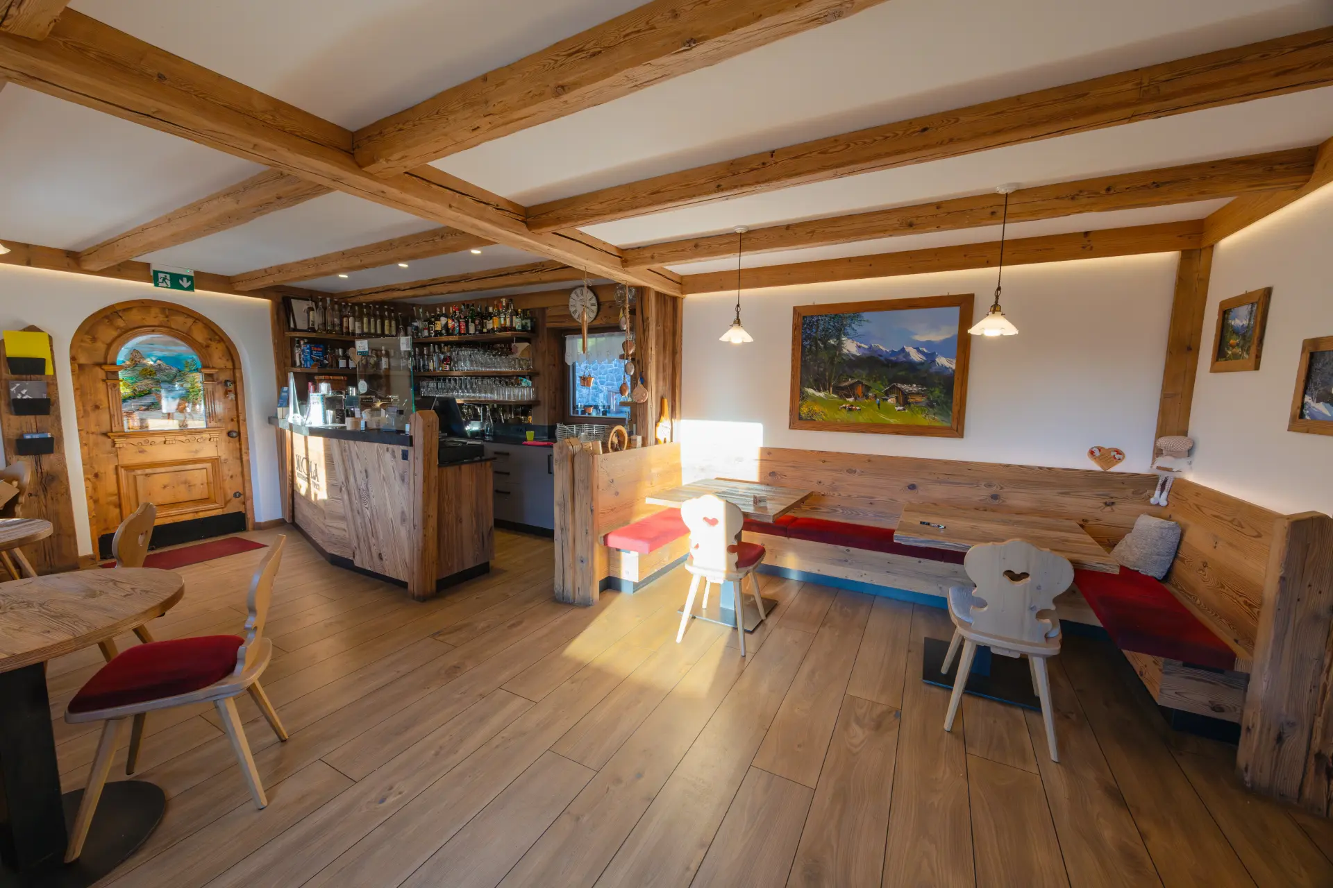 Bar e zona accoglienza del Ristorante Miola con bancone in legno e travi a vista Bar e zona accoglienza del Ristorante Miola con bancone in legno e travi a vista