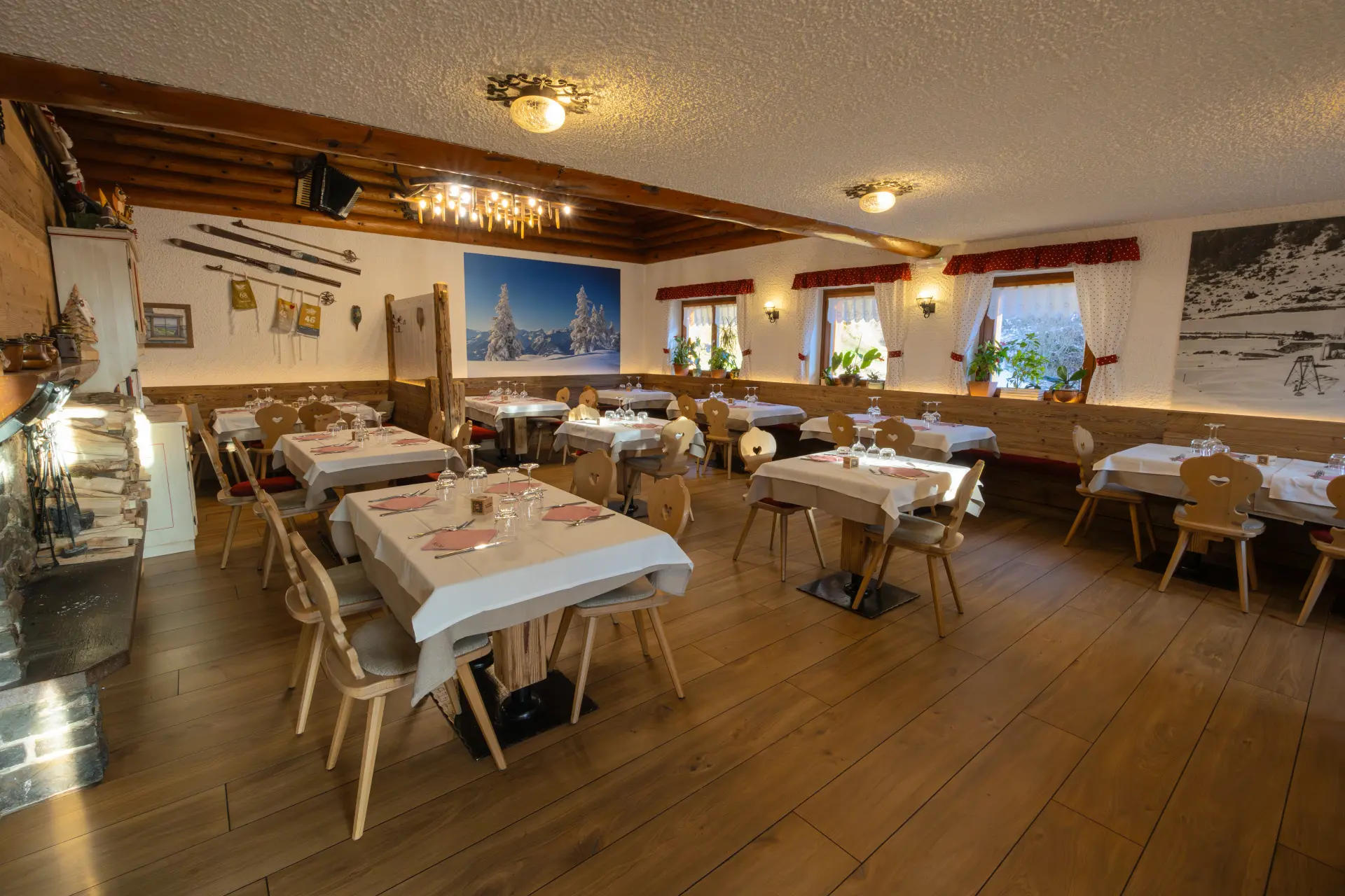 Sala da pranzo del Ristorante Miola con tavoli apparecchiati e atmosfera accogliente Sala da pranzo del Ristorante Miola con tavoli apparecchiati e atmosfera accogliente
