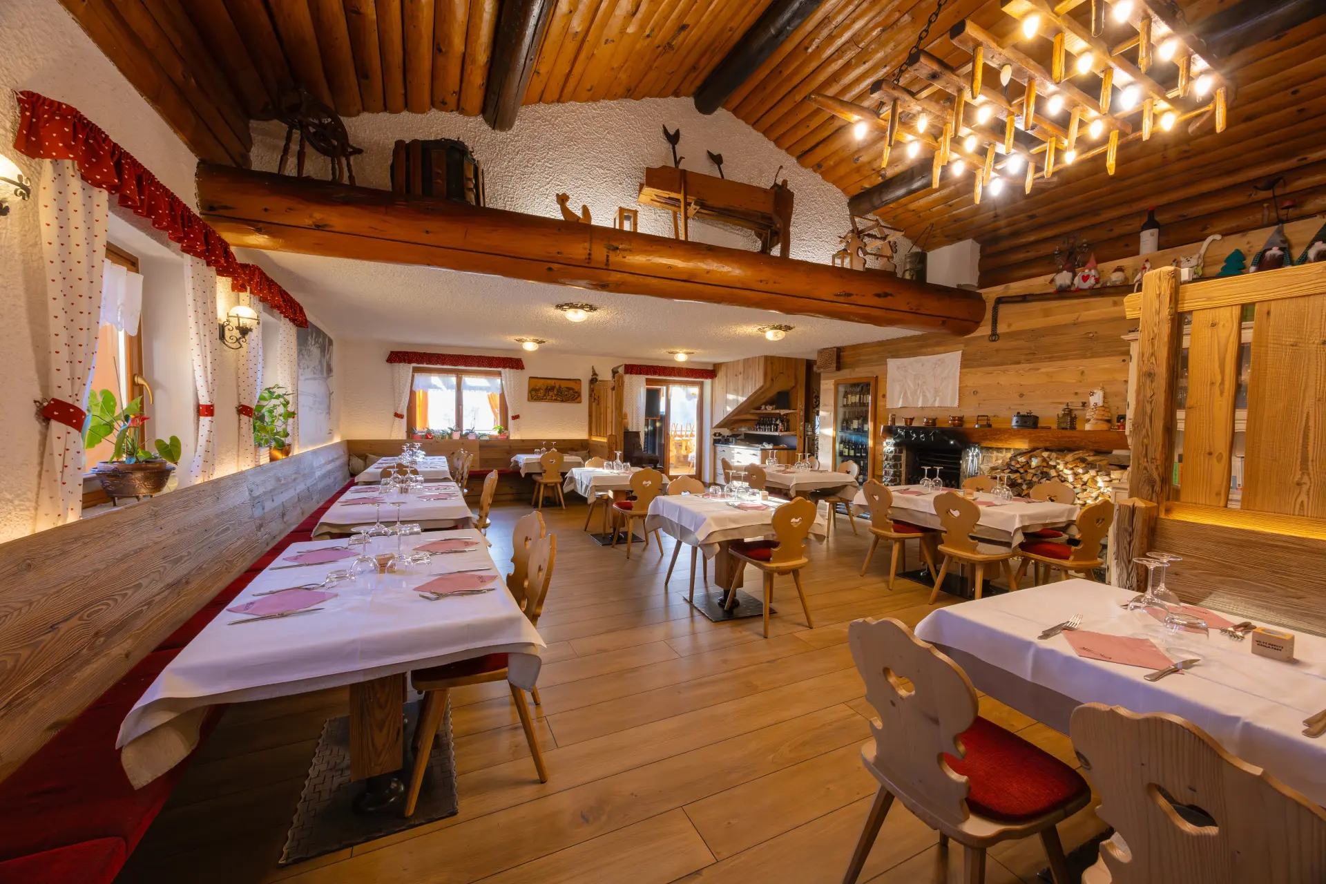 Sala grande del Ristorante Miola con soffitto in legno e lampadario Sala grande del Ristorante Miola con soffitto in legno e lampadario
