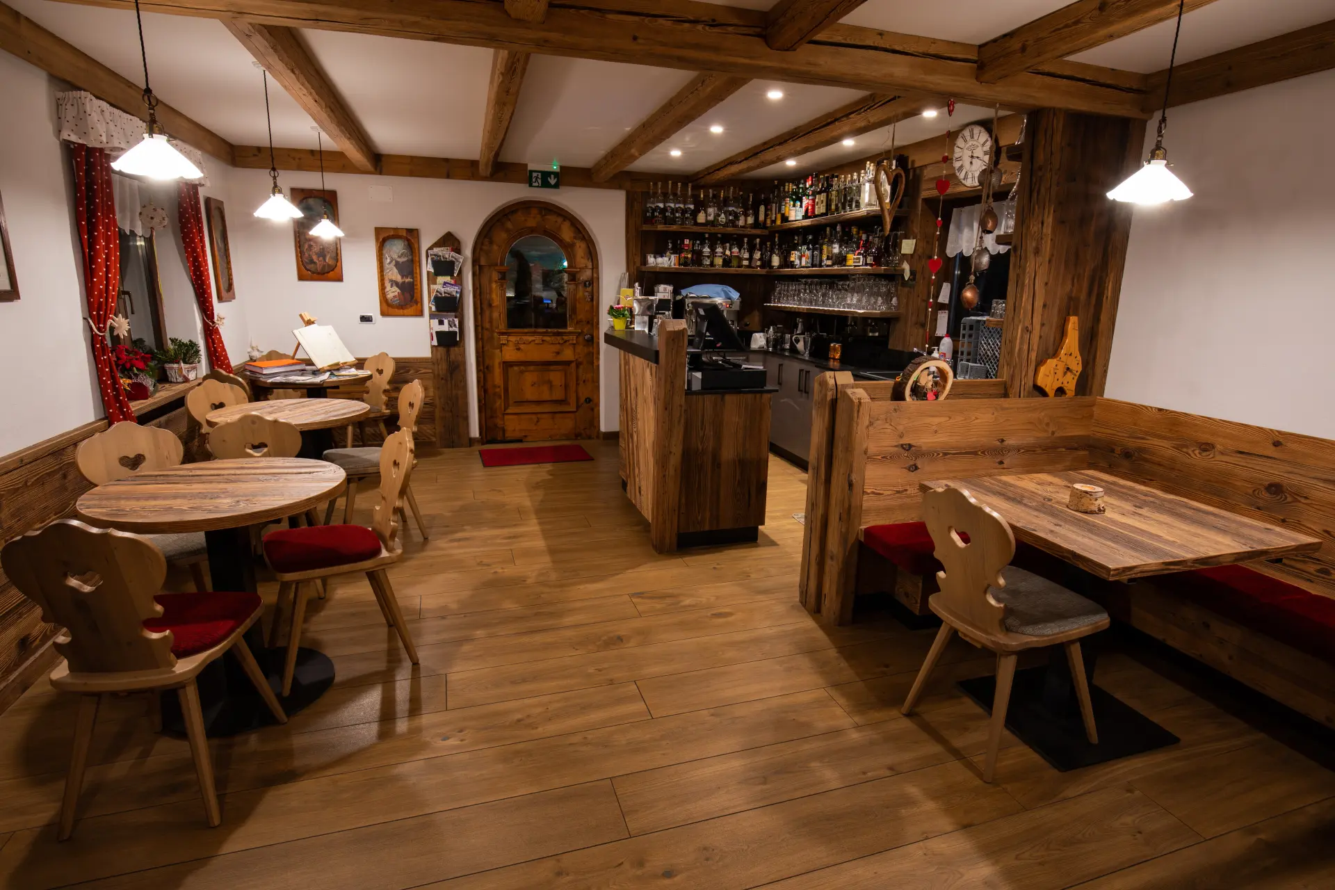 Interno del bar del Ristorante Miola con sedie tirolesi e arredamento in legno Interno del bar del Ristorante Miola con sedie tirolesi e arredamento in legno